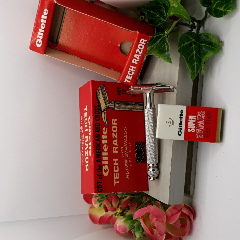 Vintage Gillette Tech Razer   Unused in Original Box Red Cross Issue 1950s